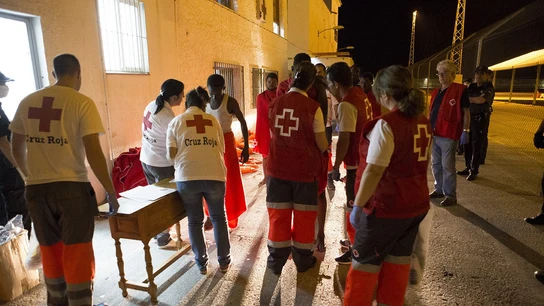 La Cruz Roja atiende a los 28 inmigrantes que llegaron a Motril La Cruz Roja atiende a los 28 inmigrantes que llegaron a Motril