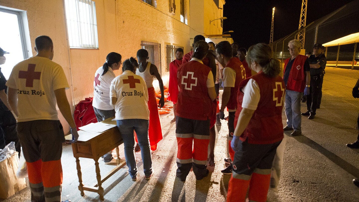 La Cruz Roja atiende a los 28 inmigrantes que llegaron a Motril 