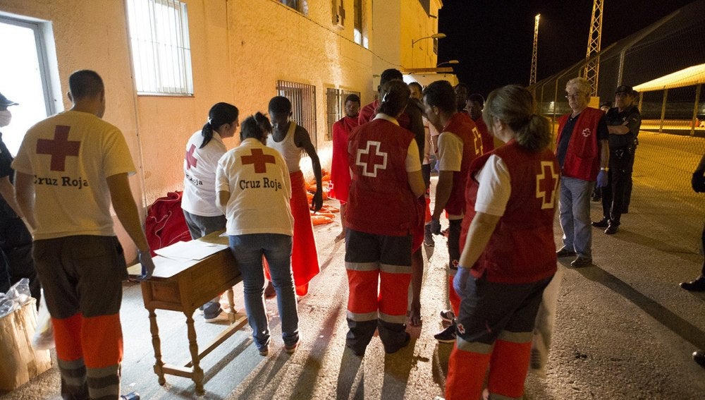La Cruz Roja atiende a los 28 inmigrantes que llegaron a Motril 