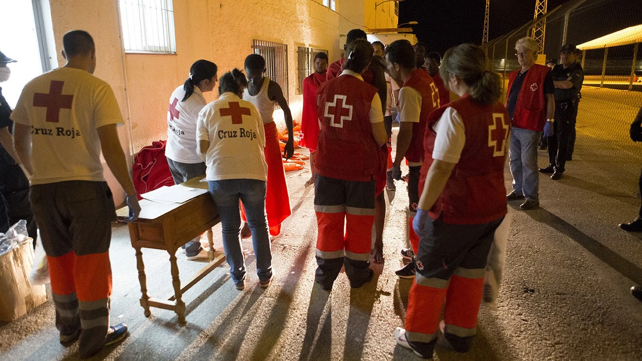 La Cruz Roja atiende a los 28 inmigrantes que llegaron a Motril 