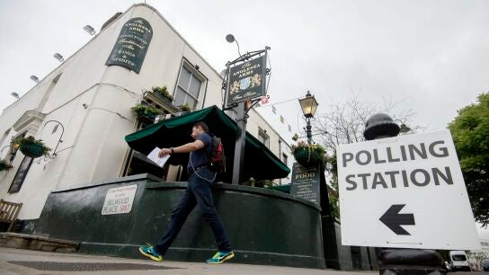 Un hombre llega a un colegio electoral en Londres