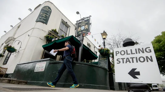 Un hombre llega a un colegio electoral en Londres Un hombre llega a un colegio electoral en Londres