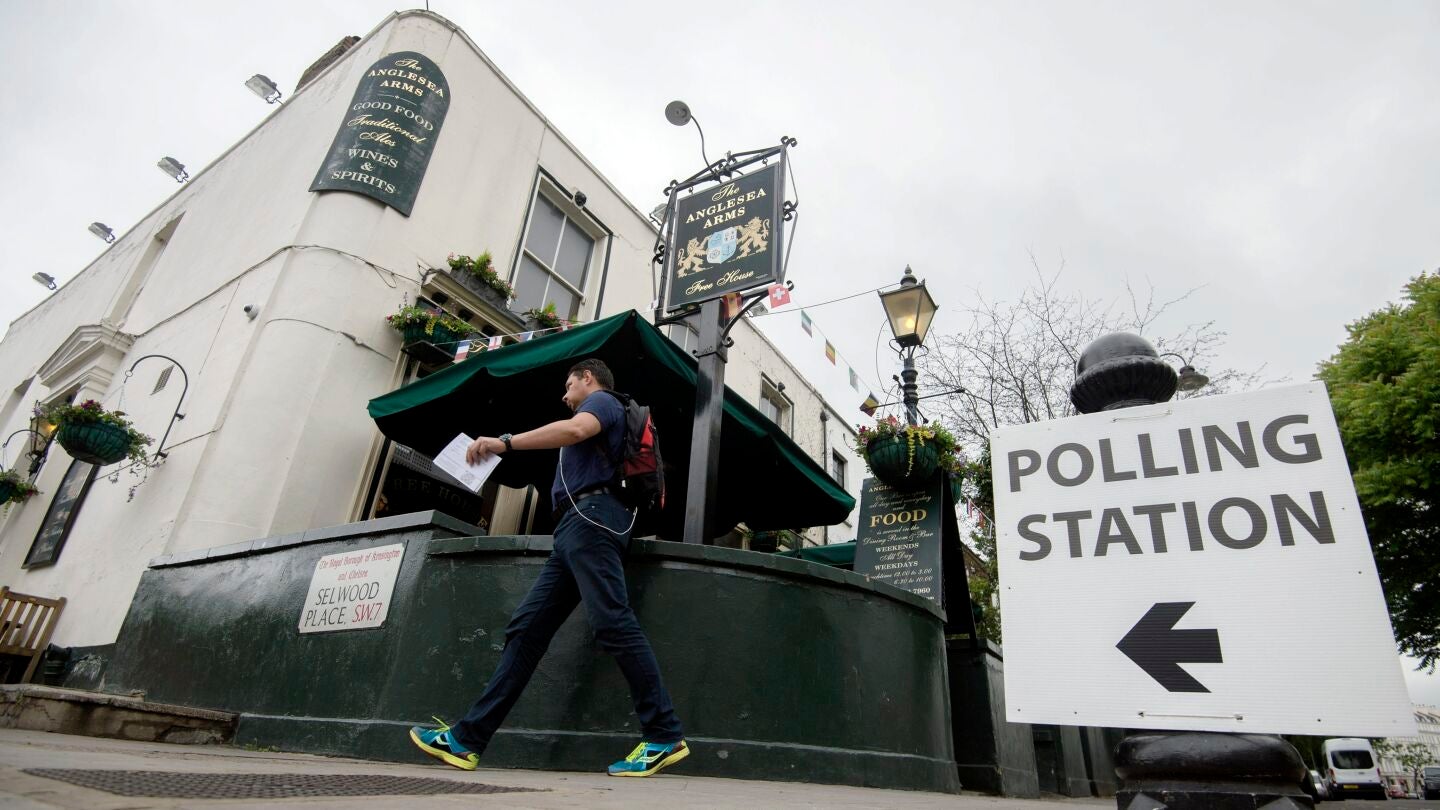Un hombre llega a un colegio electoral en Londres