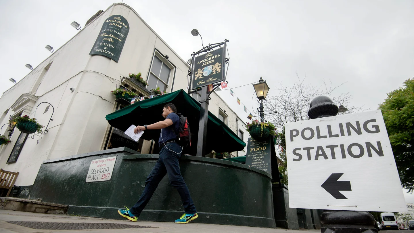 Un hombre llega a un colegio electoral en Londres Un hombre llega a un colegio electoral en Londres