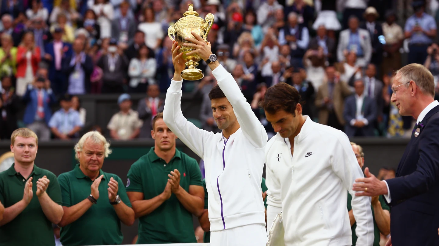 Novak Djokovic levanta el trofeo de campeón de Wimbledon ante un Federer cabizbajo Novak Djokovic levanta el trofeo de campeón de Wimbledon ante un Federer cabizbajo