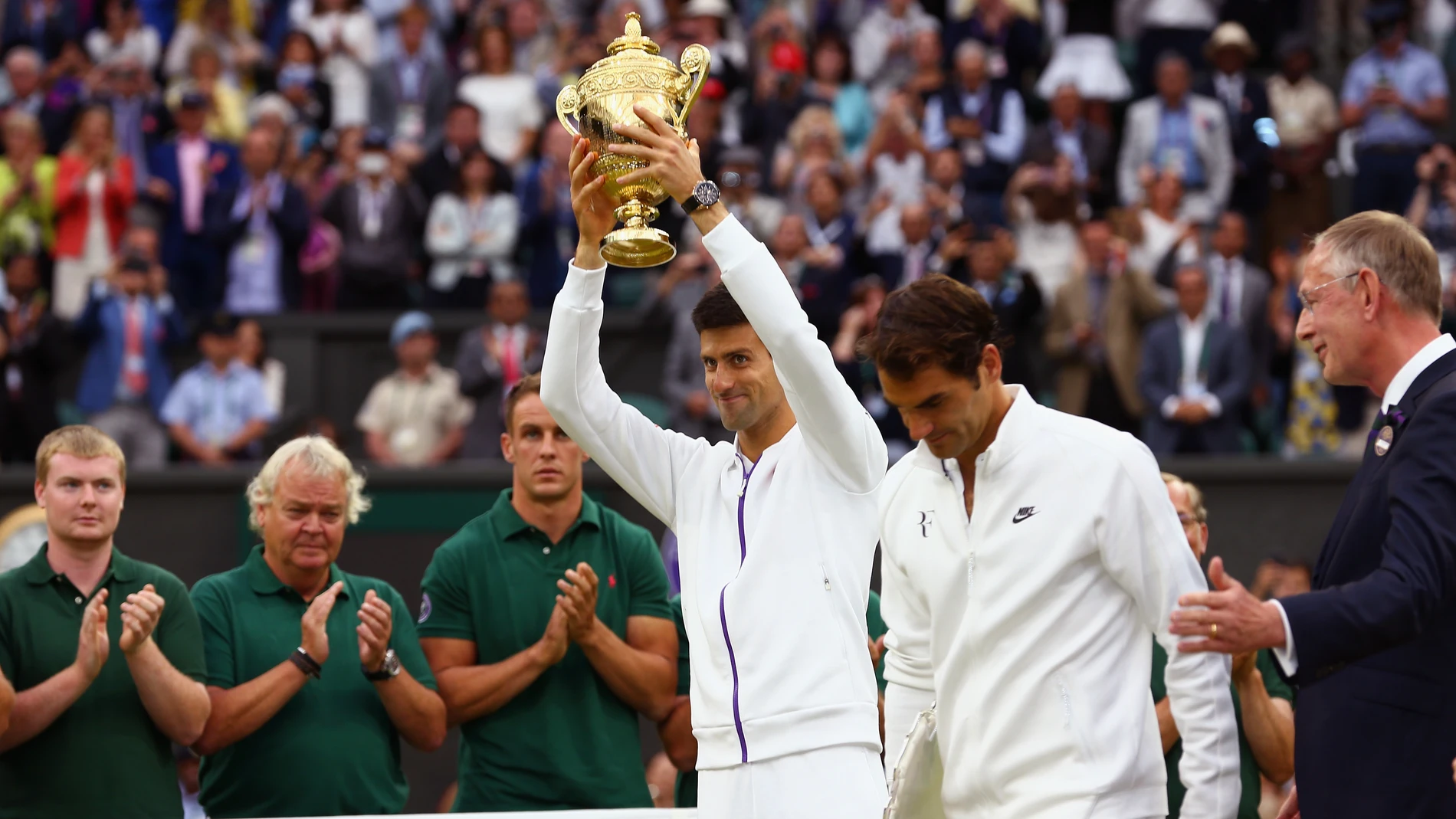 Novak Djokovic levanta el trofeo de campeón de Wimbledon ante un Federer cabizbajo