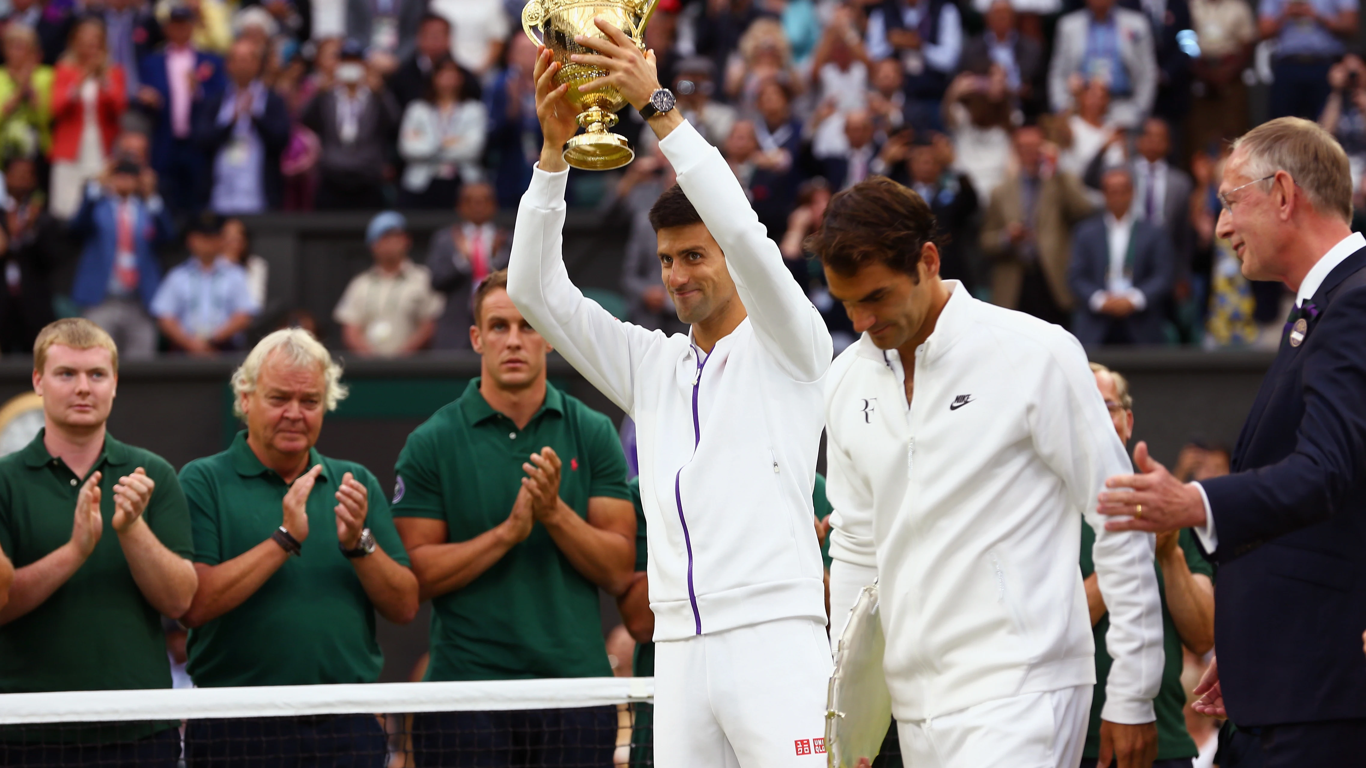 Novak Djokovic levanta el trofeo de campeón de Wimbledon ante un Federer cabizbajo