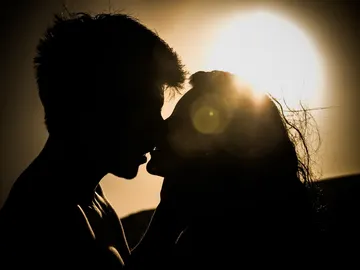 Una pareja besándose Una pareja besándose