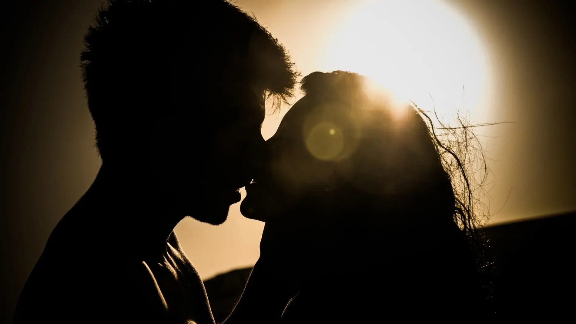 Una pareja besándose