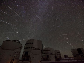 Meteoros capturados en una lluvia de estrellas. Aquí se aprecia el concepto de radiante: el lugar desde el que parecen surgir los meteoros y cómo son más vistosos cuanto más se alejan de él