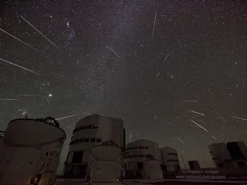 Meteoros capturados en una lluvia de estrellas. Aquí se aprecia el concepto de radiante: el lugar desde el que parecen surgir los meteoros y cómo son más vistosos cuanto más se alejan de él Meteoros capturados en una lluvia de estrellas. Aquí se aprecia el concepto de radiante: el lugar desde el que parecen surgir los meteoros y cómo son más vistosos cuanto más se alejan de él