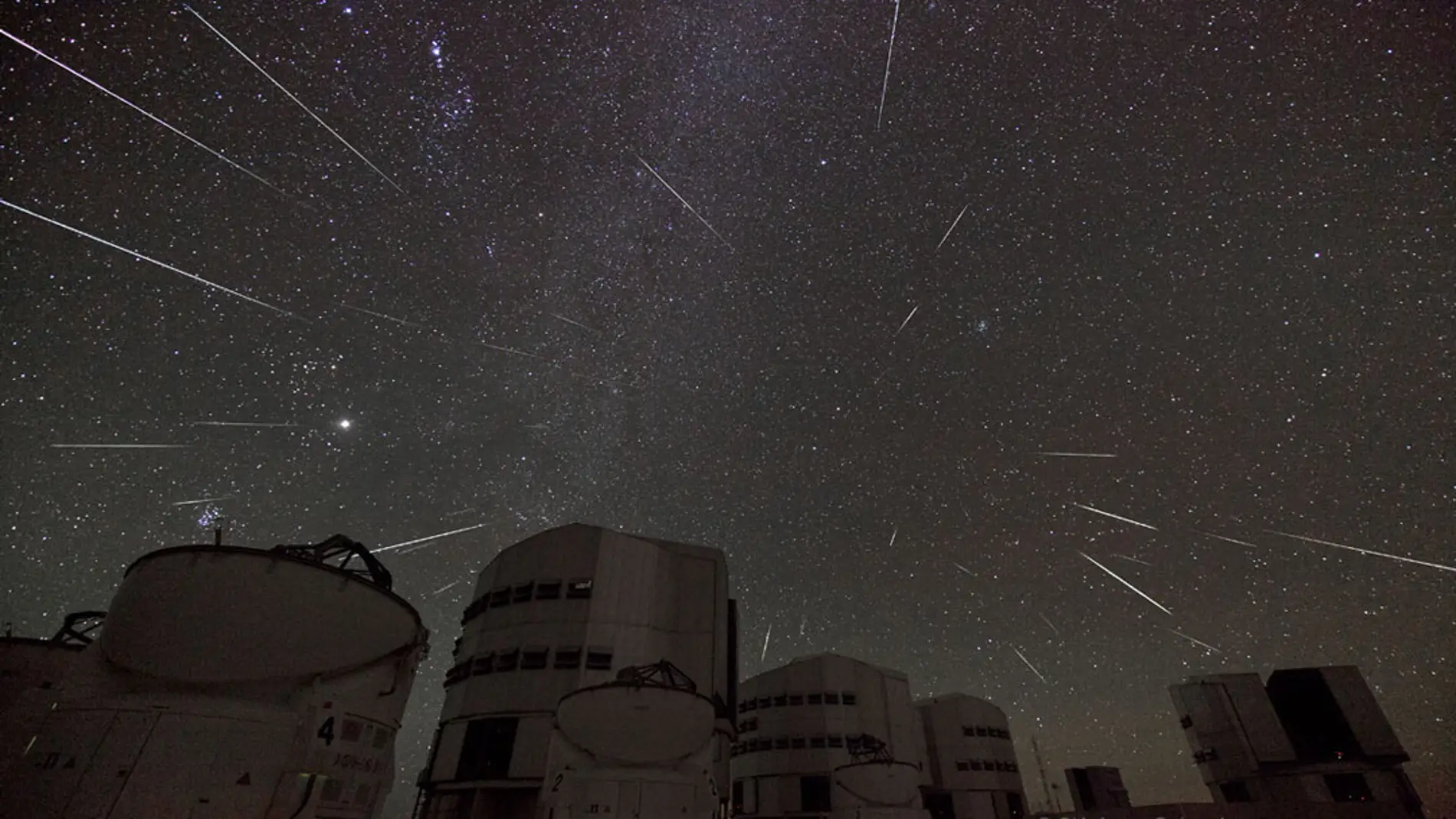 Meteoros capturados en una lluvia de estrellas. Aquí se aprecia el concepto de radiante: el lugar desde el que parecen surgir los meteoros y cómo son más vistosos cuanto más se alejan de él