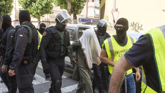 Miembros de la Guardia Civil custodian a uno de los tres hermanos pakistaníes detenidos Miembros de la Guardia Civil custodian a uno de los tres hermanos pakistaníes detenidos