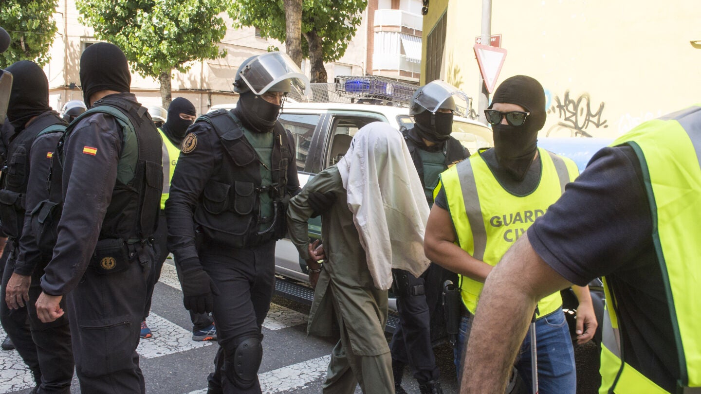 Miembros de la Guardia Civil custodian a uno de los tres hermanos pakistan&iacute;es detenidos