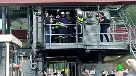 Frame 1.956552 de: Los mineros en huelga de hambre de 'Pozo Aurelio' abandonan su encierro Frame 1.956552 de: Los mineros en huelga de hambre de 'Pozo Aurelio' abandonan su encierro