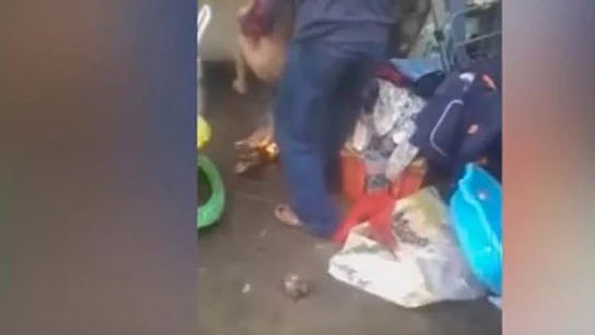 Momento del vídeo en el que se aprecia cómo el padre quema los genitales a su hijastro Momento del vídeo en el que se aprecia cómo el padre quema los genitales a su hijastro