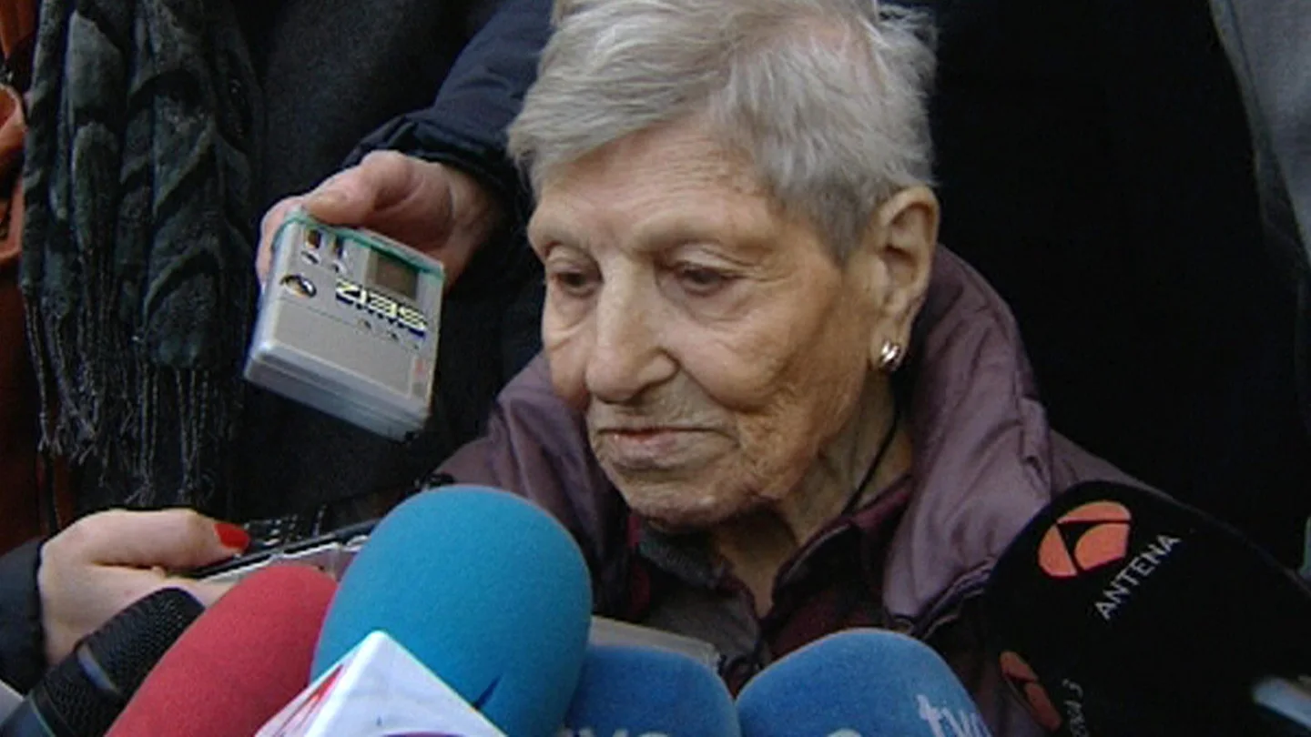 Inés Pérez, la mujer que crió a una niña supuestamente sustraída a su madre que le fue entregada por el doctor Eduardo Vela Inés Pérez, la mujer que crió a una niña supuestamente sustraída a su madre que le fue entregada por el doctor Eduardo Vela