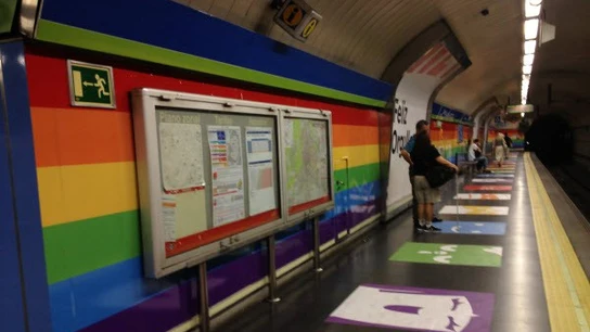 Interior del metro de Chueca con la bandera LGTB Interior del metro de Chueca con la bandera LGTB
