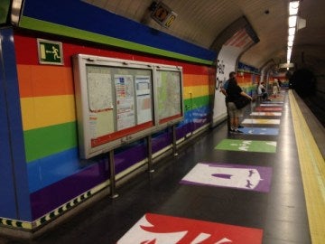 Interior del metro de Chueca con la bandera LGTB Interior del metro de Chueca con la bandera LGTB