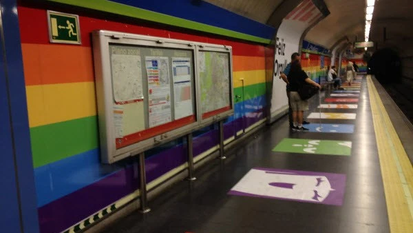 Interior del metro de Chueca con la bandera LGTB