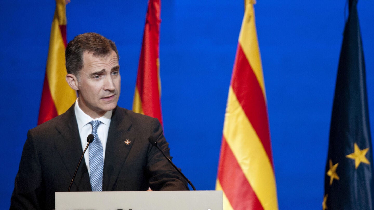 Felipe VI, en un discurso ante Puigdemont, anima al entendimiento y a la convivencia