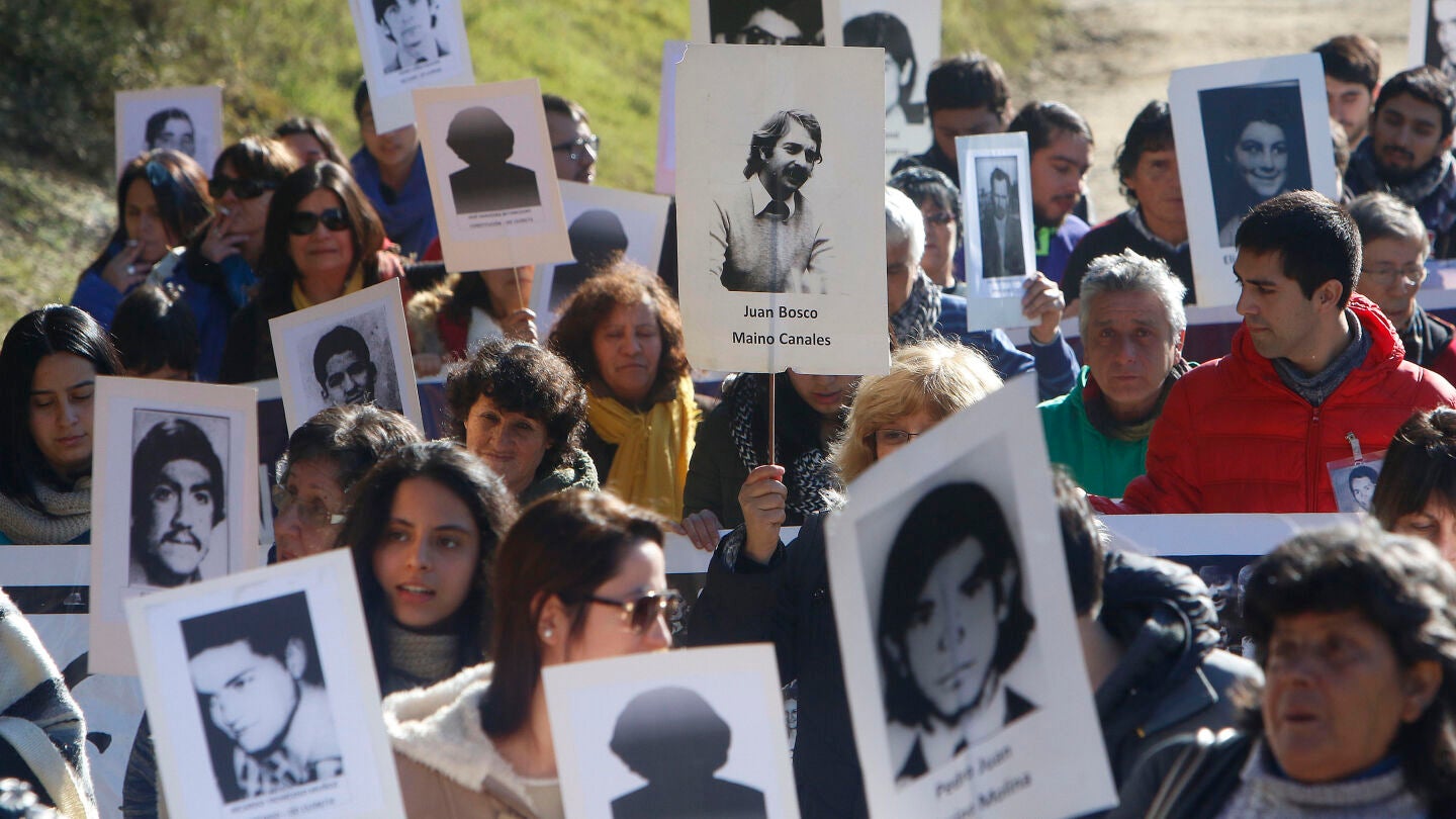 Un grupo de personas Familiares de Detenidos Desaparecidos de la Regi&oacute;n del Maule (Archivo)