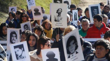 Un grupo de personas Familiares de Detenidos Desaparecidos de la Región del Maule (Archivo)