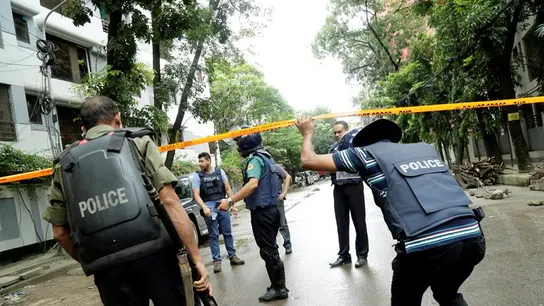 Varios policías en el lugar del ataque en Dacca Varios policías en el lugar del ataque en Dacca