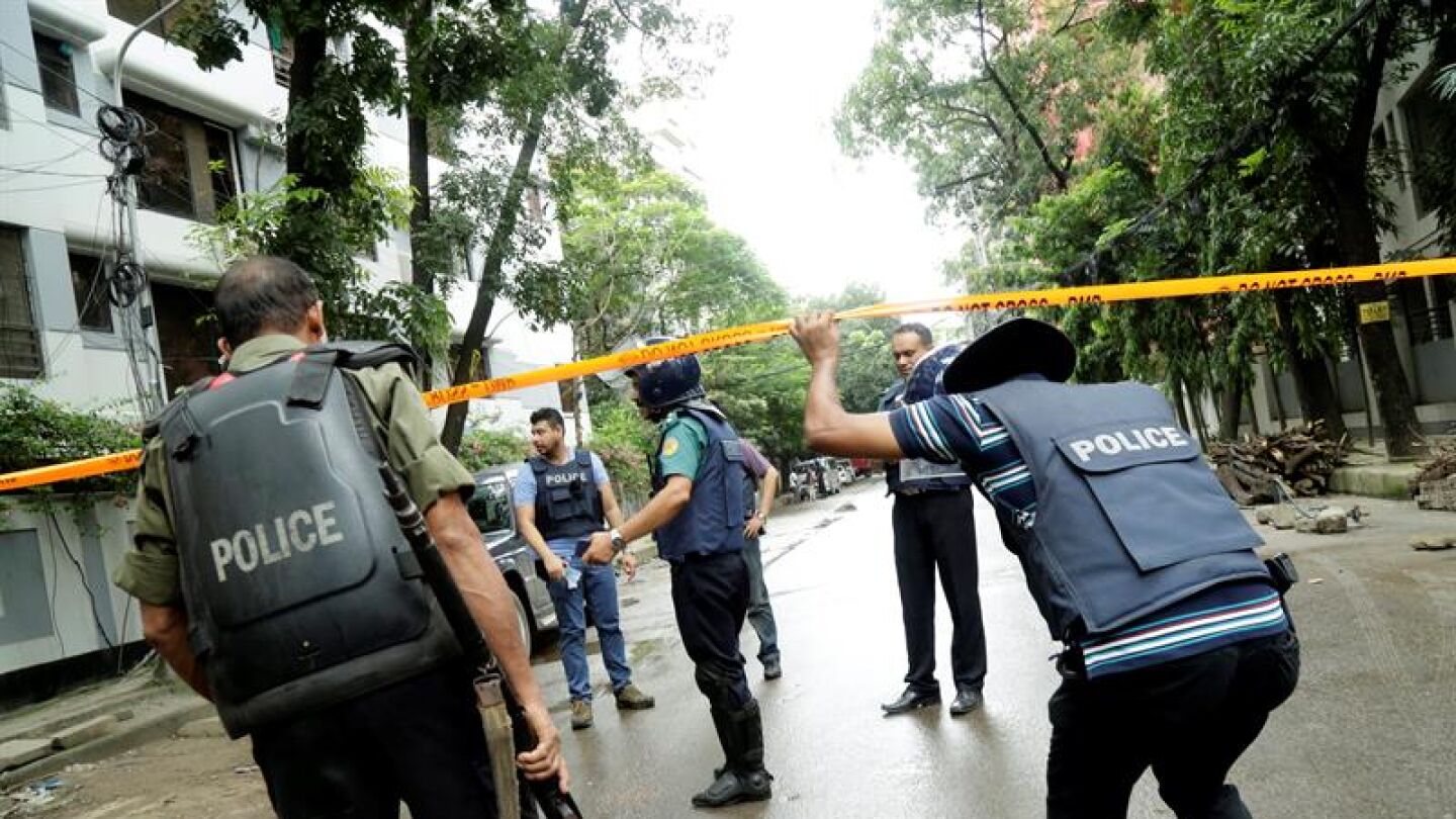 Varios polic&iacute;as en el lugar del ataque en Dacca