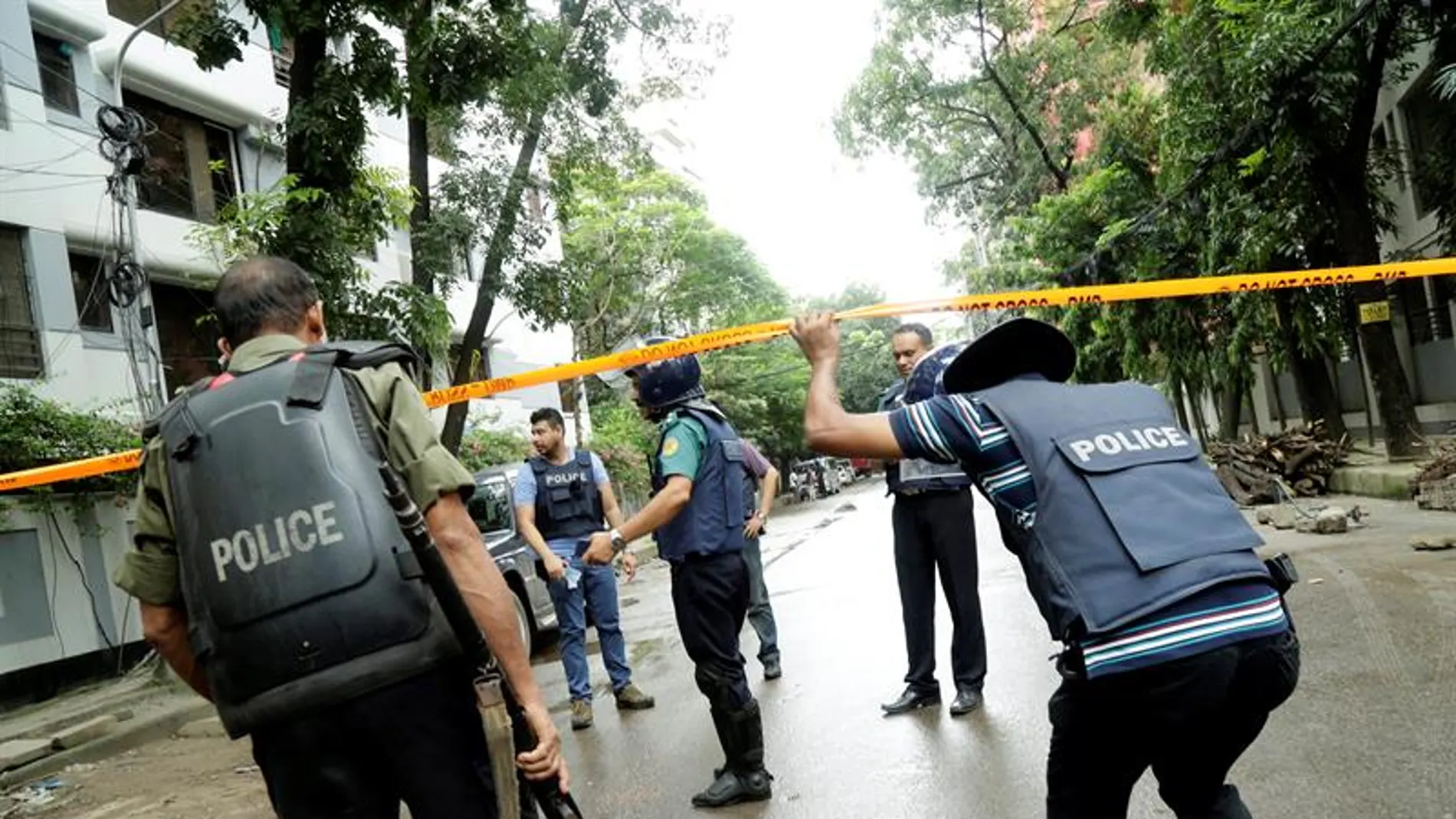 Varios policías en el lugar del ataque en Dacca