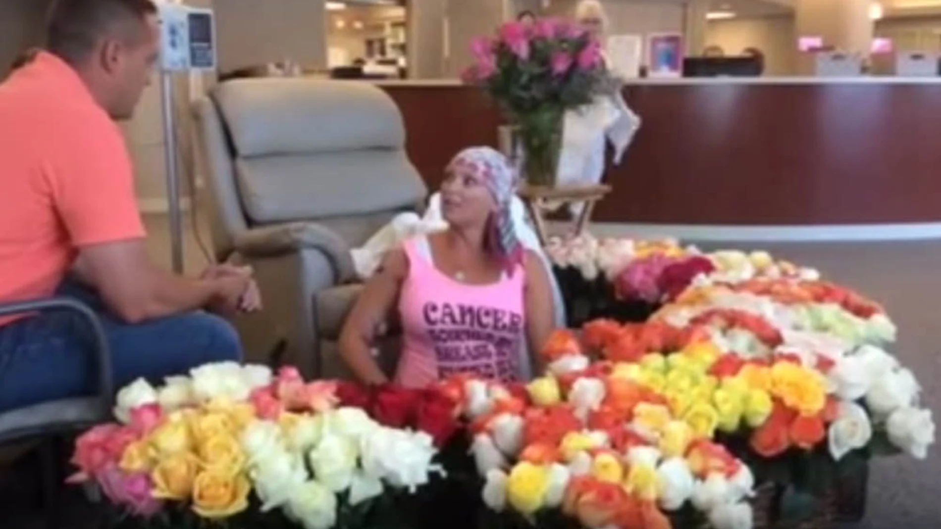 Sorpesa a una mujer el último día de su sesión de quimioterapia