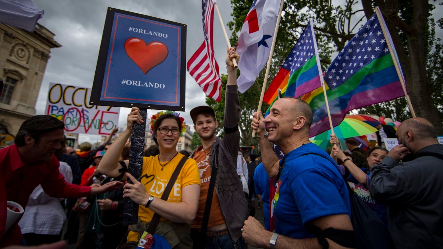 Miles de personas desfilan en Par&iacute;s para celebrar la diversidad sexual y recordar a las v&iacute;ctimas de Orlando