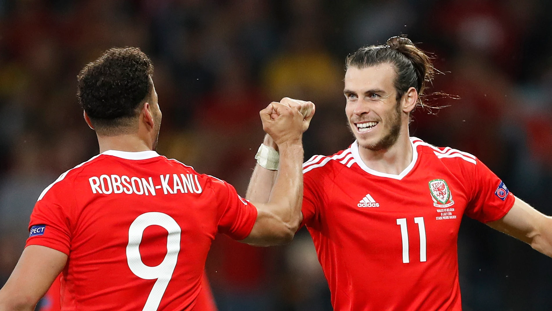 Gareth Bale y Robson-Kanu celebran la victoria ante Bélgica