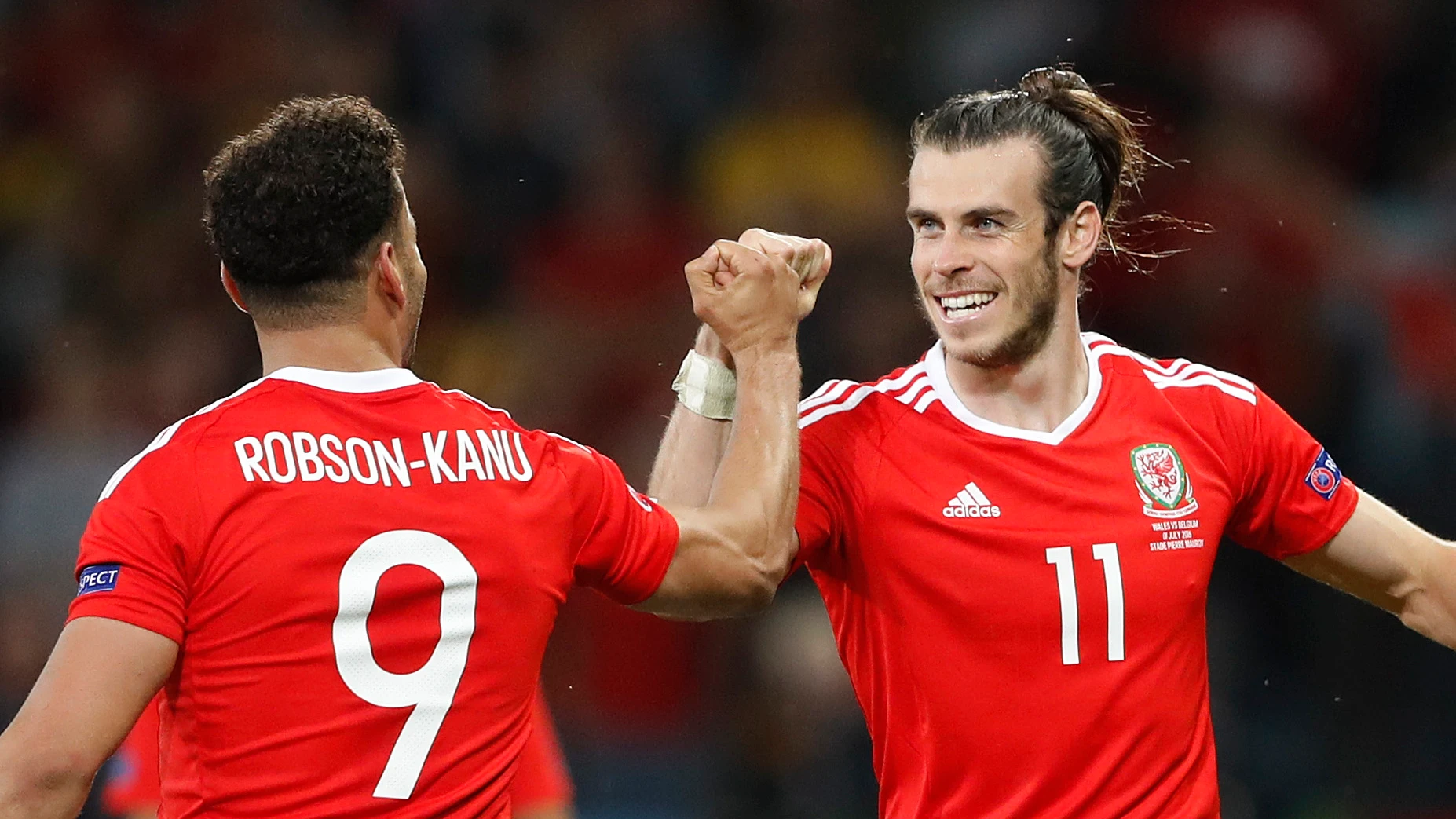 Gareth Bale y Robson-Kanu celebran la victoria ante Bélgica