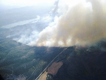 Rebajan a cero la peligrosidad del fuego de Liétor, en Albacete, y se abren las carreteras tras más de 30 horas ardiendo Rebajan a cero la peligrosidad del fuego de Liétor, en Albacete, y se abren las carreteras tras más de 30 horas ardiendo