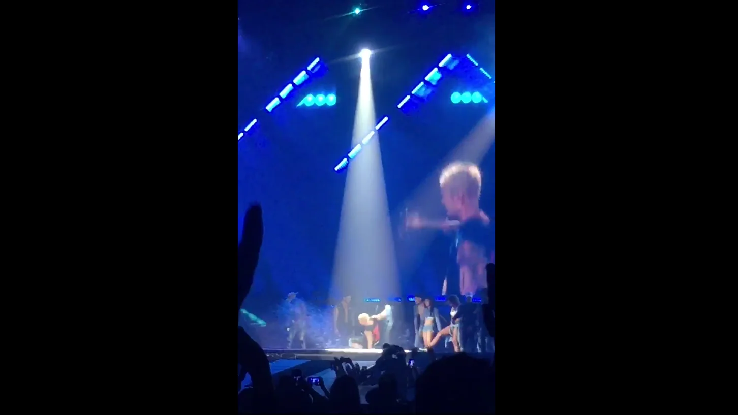 Justin Bieber se cae del escenario durante una actuación en Florida Justin Bieber se cae del escenario durante una actuación en Florida