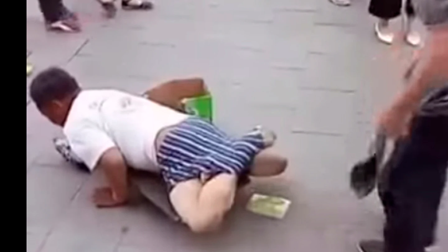 Descubre que un hombre que fingía no tener piernas sí las tiene Descubre que un hombre que fingía no tener piernas sí las tiene