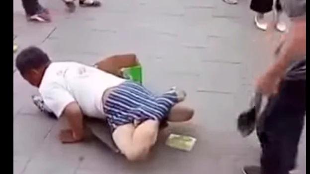 Descubre que un hombre que fingía no tener piernas sí las tiene Descubre que un hombre que fingía no tener piernas sí las tiene