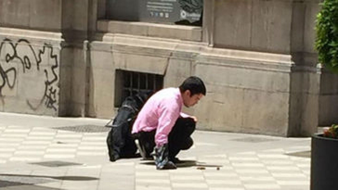 La lecci&oacute;n de un invidente que recoge los excremetos de su perro arrasa en la red