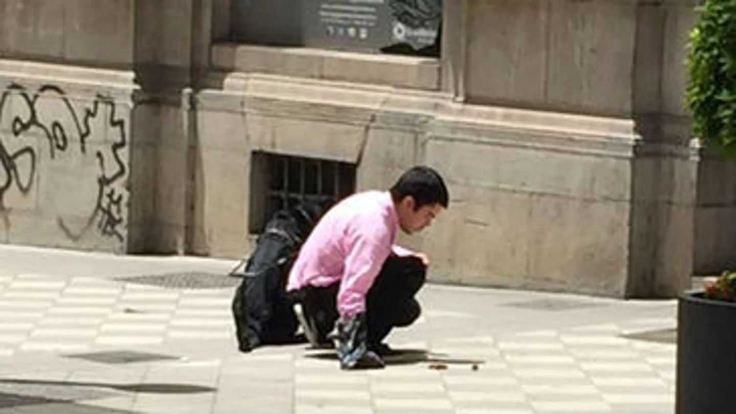 La lección de un invidente que recoge los excremetos de su perro arrasa en la red La lección de un invidente que recoge los excremetos de su perro arrasa en la red
