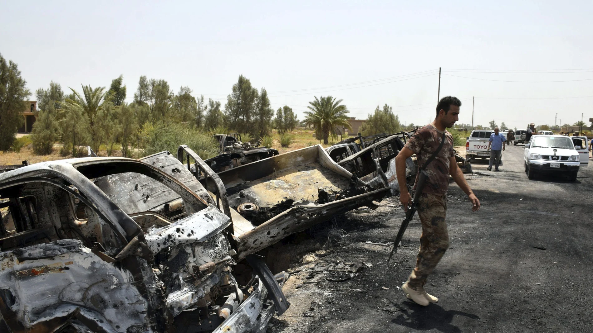 Un soldado iraquí inspecciona camiones de Daesh tras un enfrentamiento en Faluya
