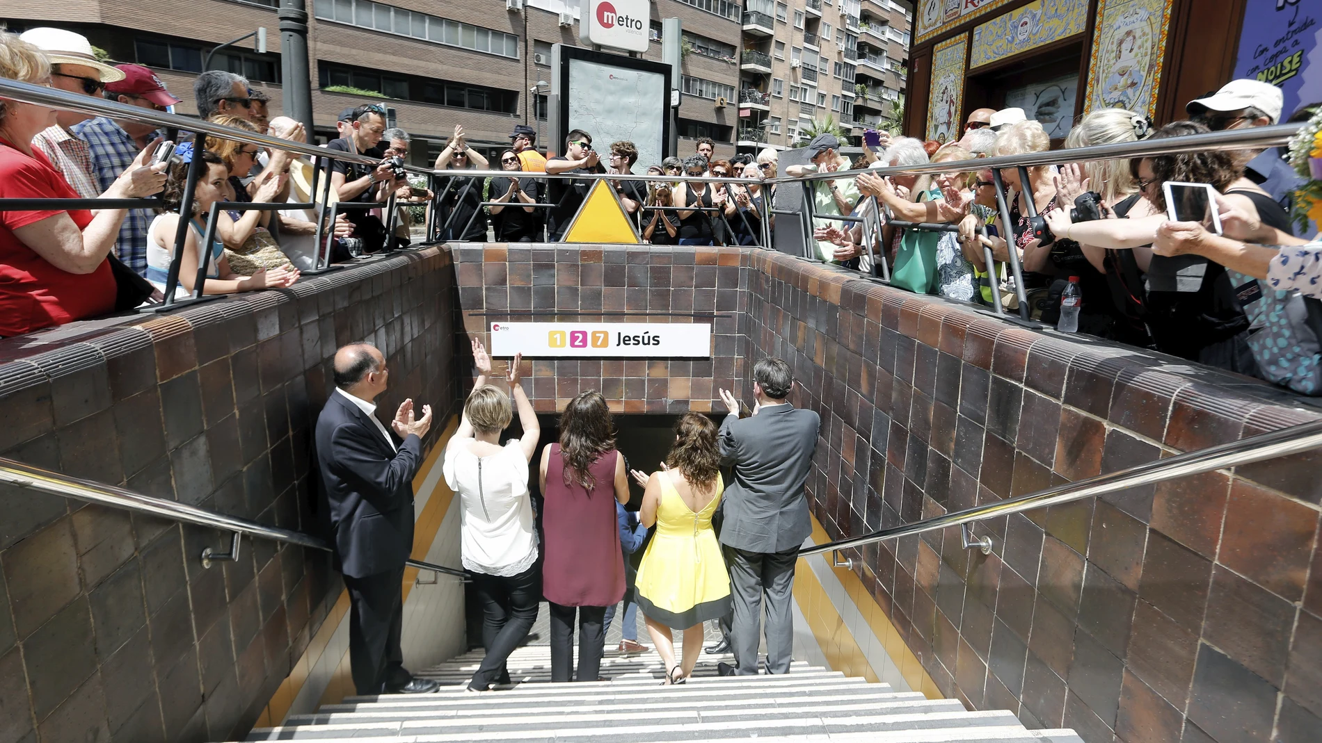 Ximo Puig, Rosa Garrote, Mónica Oltra y Joan Calabuig aplauden tras destapar el nuevo nombre de la estación del Metro de Valencia