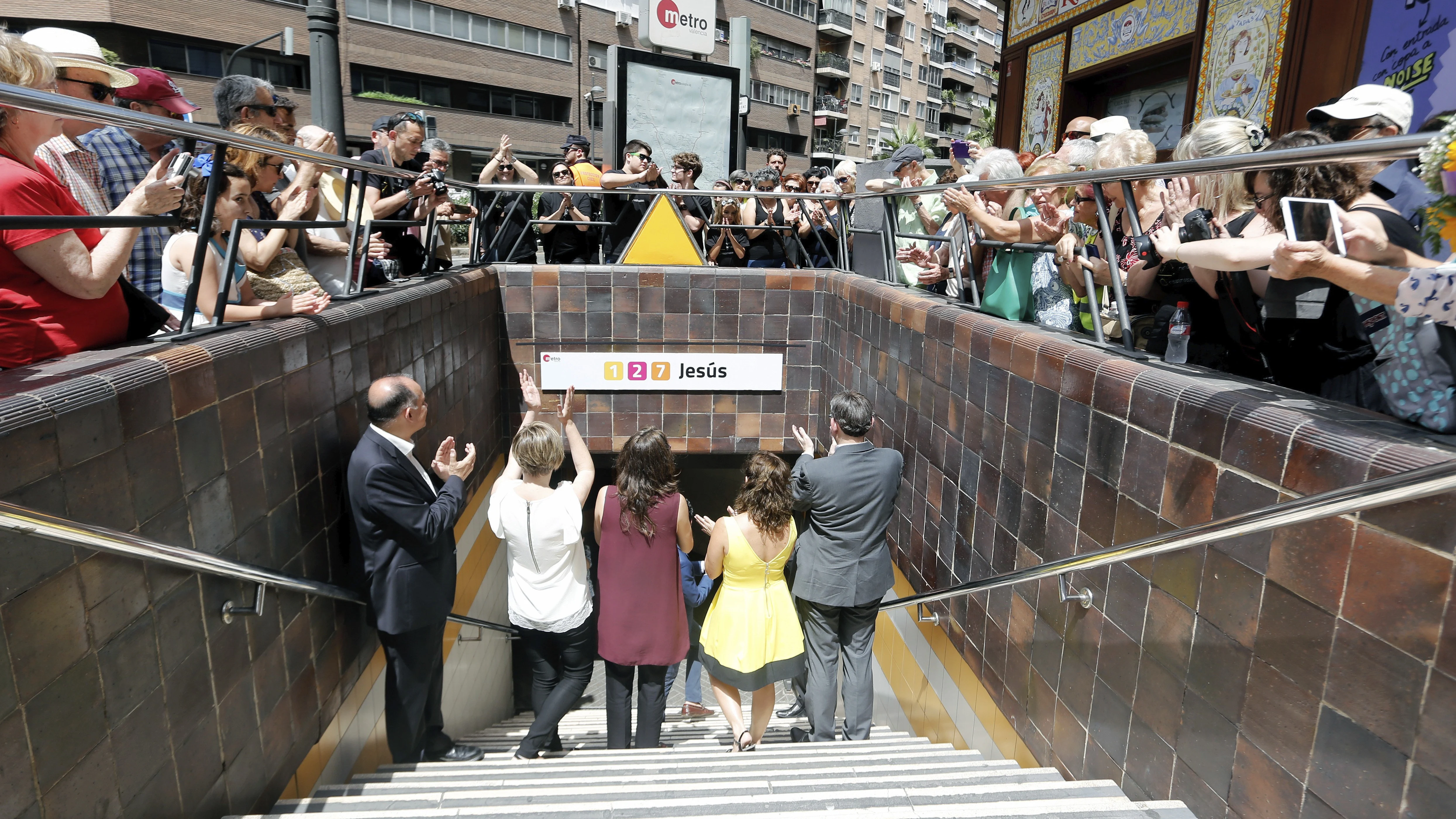 Ximo Puig, Rosa Garrote, Mónica Oltra y Joan Calabuig aplauden tras destapar el nuevo nombre de la estación del Metro de Valencia