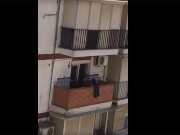 Momento en el que la mujer maltrata al cachorro Momento en el que la mujer maltrata al cachorro