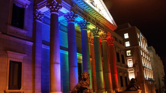 La puerta del Congreso con los colores del arcoíris La puerta del Congreso con los colores del arcoíris
