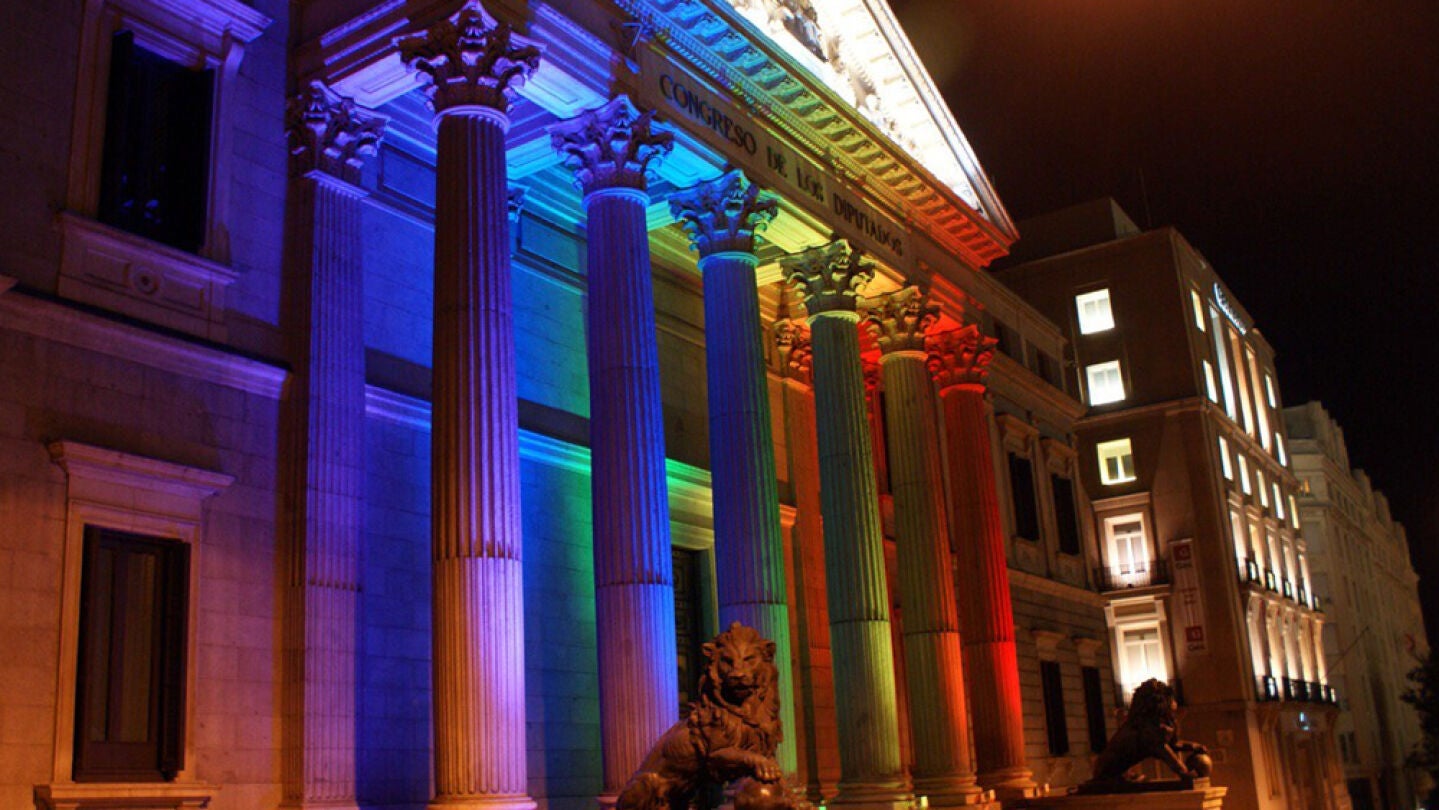 La puerta del Congreso con los colores del arco&iacute;ris