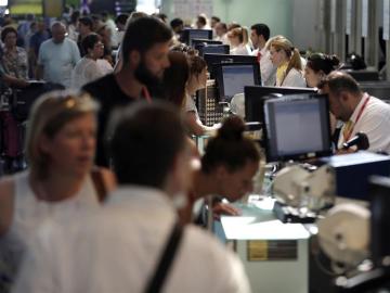 Personal de facturación de Vueling atiende a los viajeros en el Aeropuerto de El Prat Personal de facturación de Vueling atiende a los viajeros en el Aeropuerto de El Prat