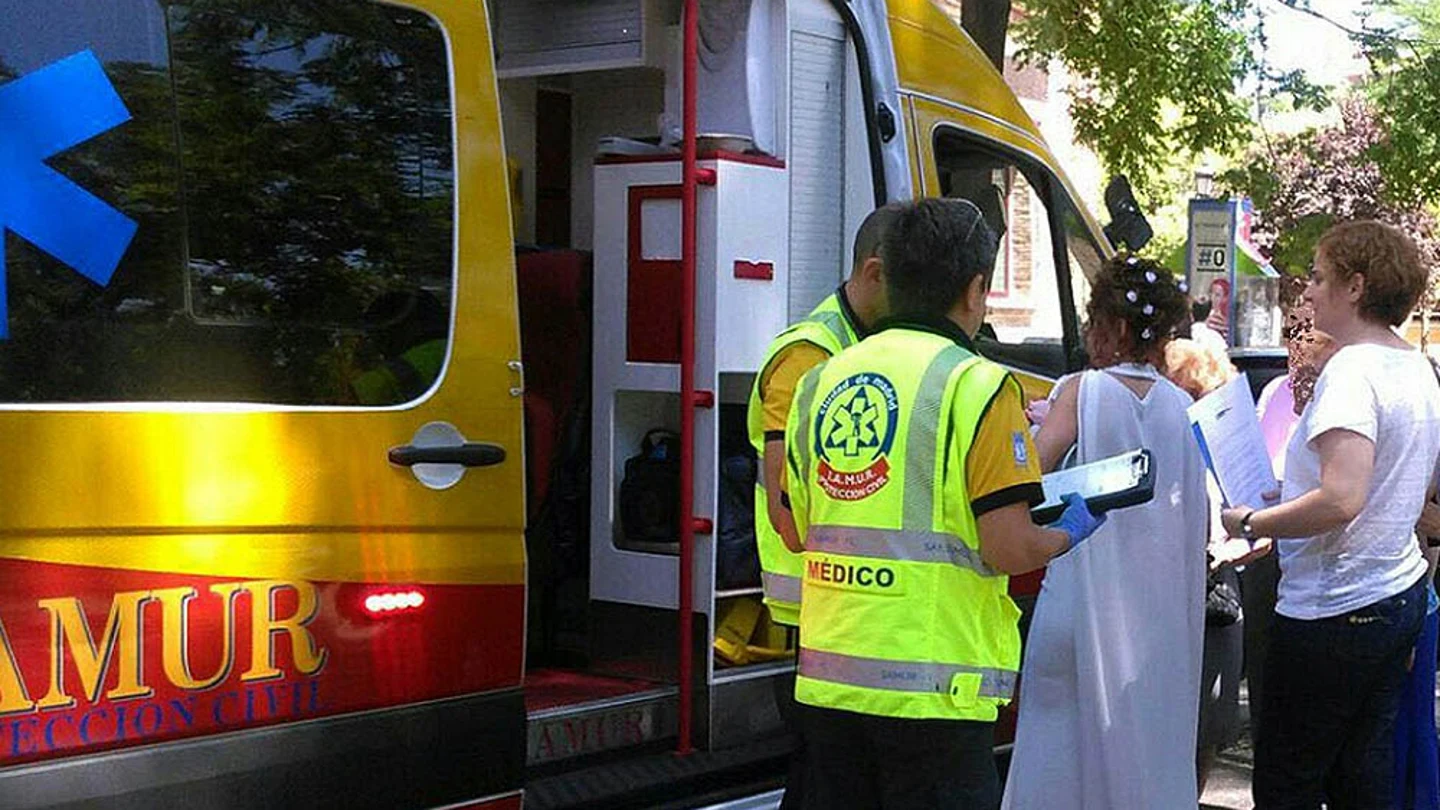 Una pareja se casa en una ambulancia Una pareja se casa en una ambulancia
