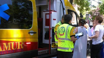 Una pareja se casa en una ambulancia