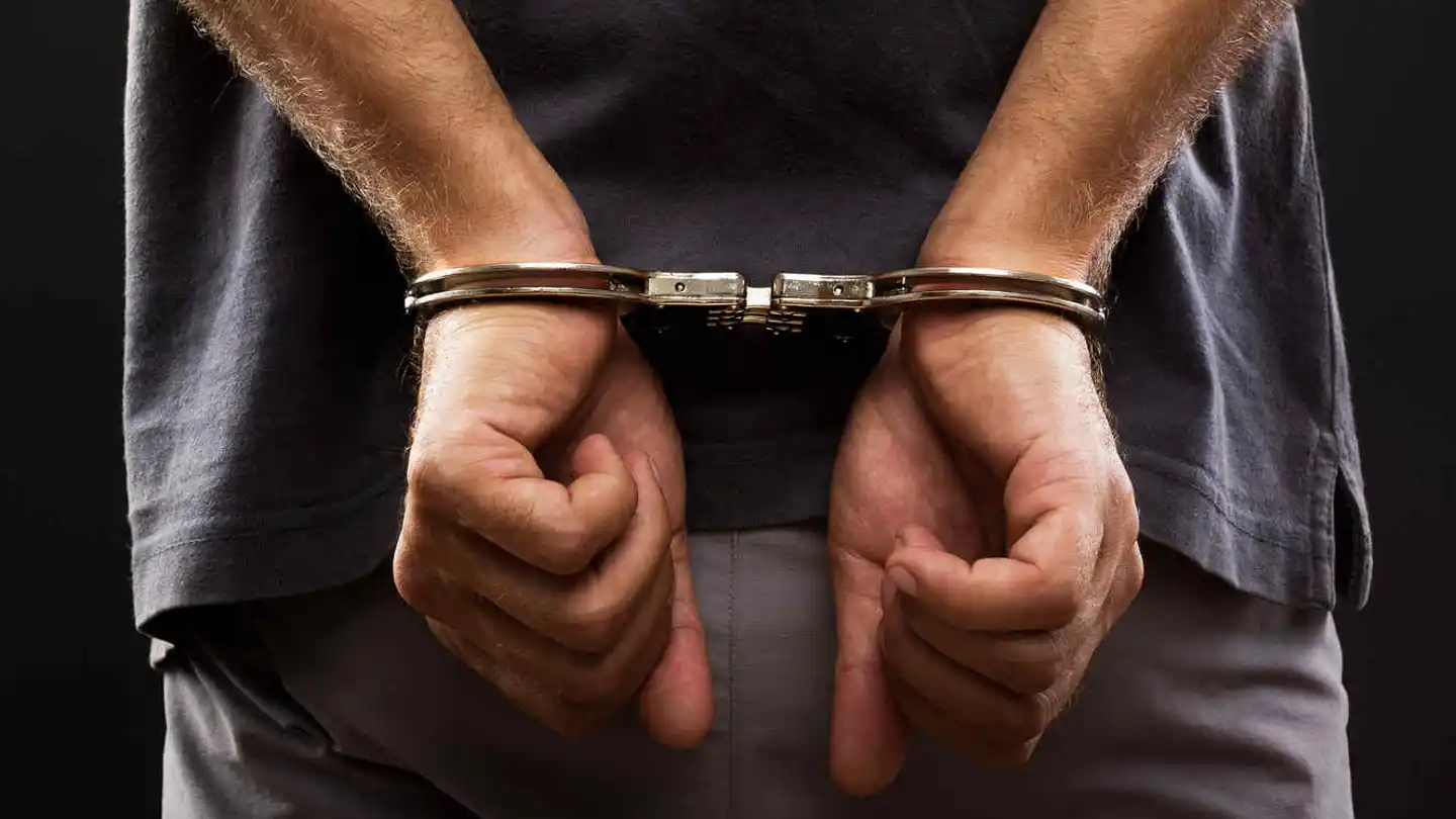 Hombre arrestado con unas esposas Hombre arrestado con unas esposas